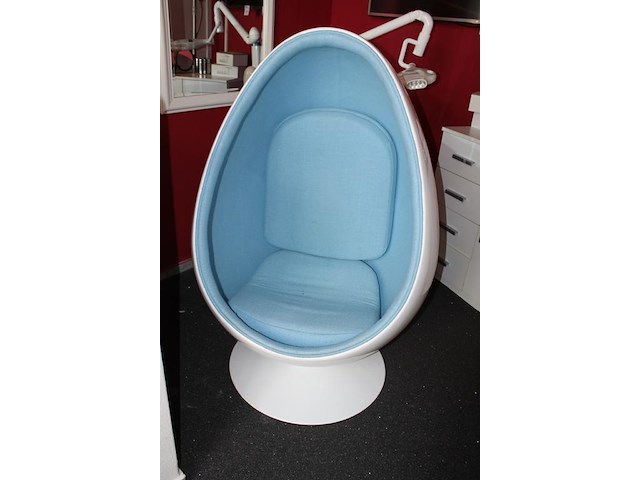 Decoratieve stoel in egg look. hoogte 135 cm en doorsnede circa 80 cm. - afbeelding 2 van  6