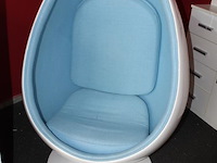 Decoratieve stoel in egg look. hoogte 135 cm en doorsnede circa 80 cm. - afbeelding 2 van  6
