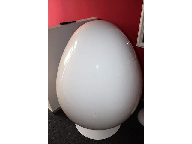 Decoratieve stoel in egg look. hoogte 135 cm en doorsnede circa 80 cm. - afbeelding 3 van  6