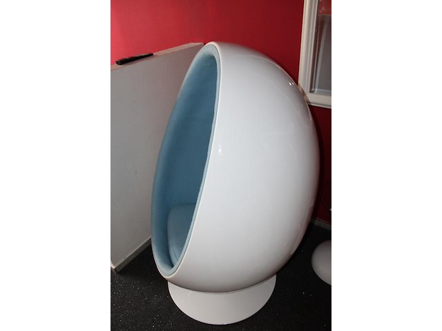 Decoratieve stoel in egg look. hoogte 135 cm en doorsnede circa 80 cm. - afbeelding 4 van  6