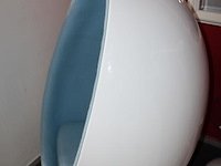 Decoratieve stoel in egg look. hoogte 135 cm en doorsnede circa 80 cm. - afbeelding 4 van  6
