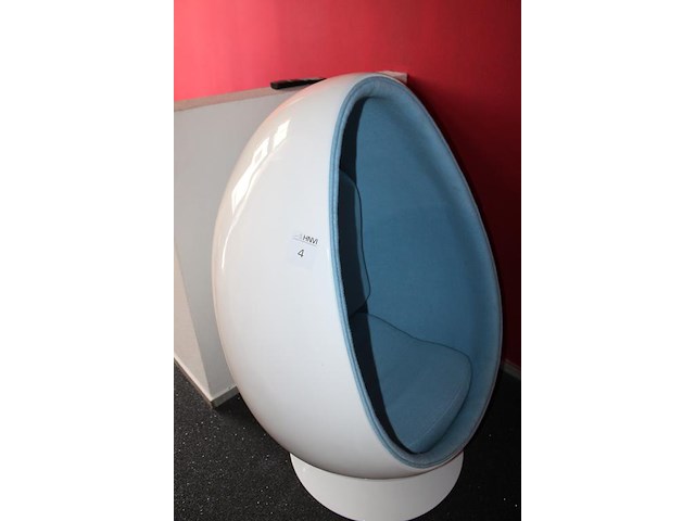 Decoratieve stoel in egg look. hoogte 135 cm en doorsnede circa 80 cm. - afbeelding 5 van  6