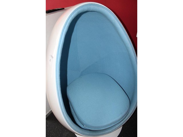 Decoratieve stoel in egg look. hoogte 135 cm en doorsnede circa 80 cm. - afbeelding 6 van  6