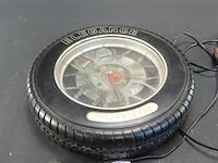 Decoratieve wandklok in de vorm van een autoband met velg, van het merk elegance - afbeelding 1 van  5