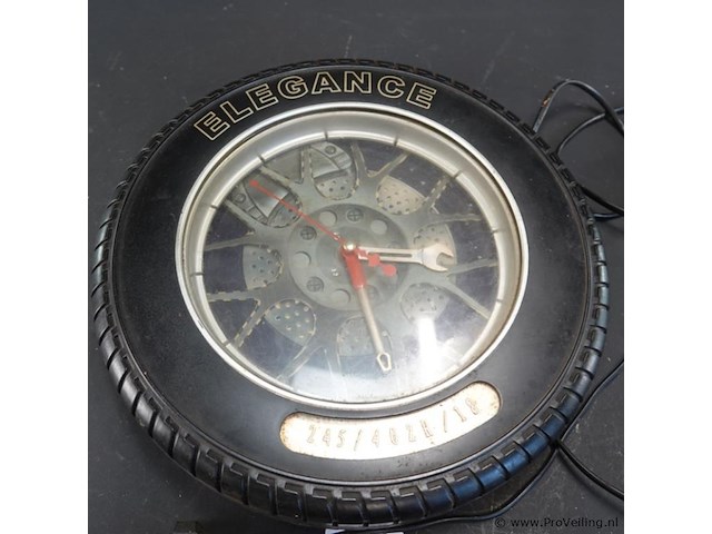 Decoratieve wandklok in de vorm van een autoband met velg, van het merk elegance - afbeelding 2 van  5