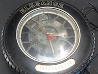 Decoratieve wandklok in de vorm van een autoband met velg, van het merk elegance - afbeelding 2 van  5