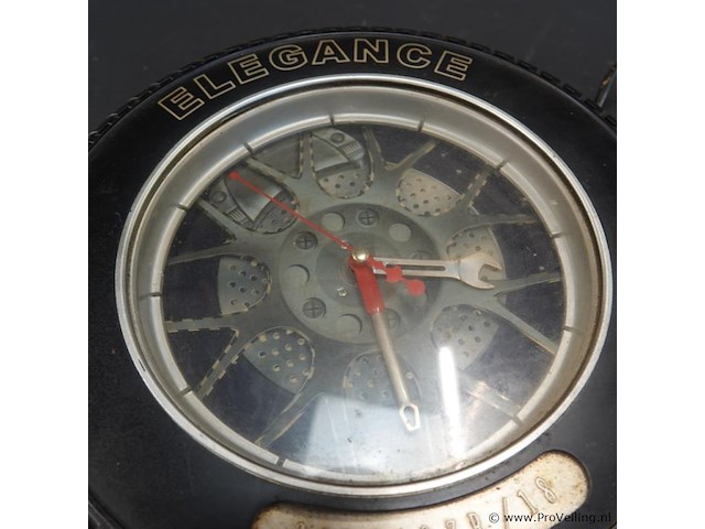 Decoratieve wandklok in de vorm van een autoband met velg, van het merk elegance - afbeelding 3 van  5