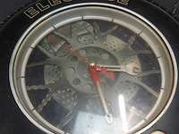 Decoratieve wandklok in de vorm van een autoband met velg, van het merk elegance - afbeelding 3 van  5