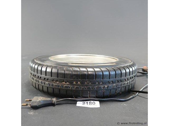 Decoratieve wandklok in de vorm van een autoband met velg, van het merk elegance - afbeelding 4 van  5