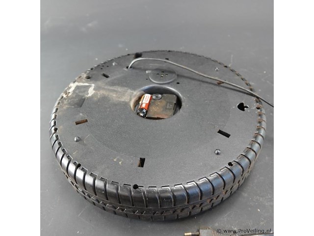 Decoratieve wandklok in de vorm van een autoband met velg, van het merk elegance - afbeelding 5 van  5