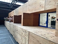 Decoratiewand circa 16 meter bestaande uit transportkisten en underlaymentplaten - afbeelding 1 van  3