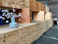 Decoratiewand circa 16 meter bestaande uit transportkisten en underlaymentplaten - afbeelding 2 van  3