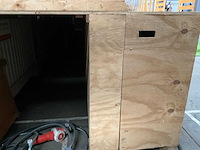 Decoratiewand circa 16 meter bestaande uit transportkisten en underlaymentplaten - afbeelding 3 van  3
