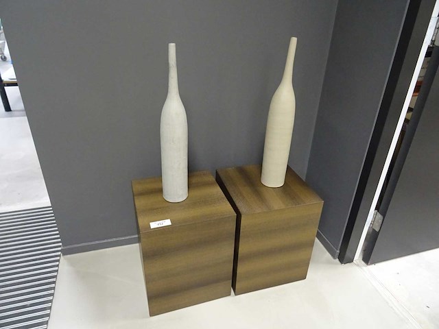 Decoratiezuil met eenbloemsvaas (2x) - afbeelding 1 van  1