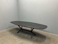 Deens ovaal eiken eetkamertafel zwart gelakt met onderstel - afbeelding 1 van  7