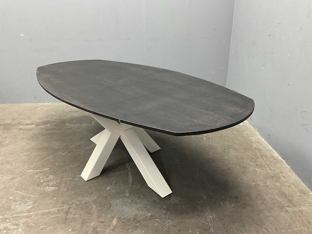 Deens ovaal eiken zwart gelakte eetkamertafel 220x110x76 cm met onderstel spin - afbeelding 3 van  4