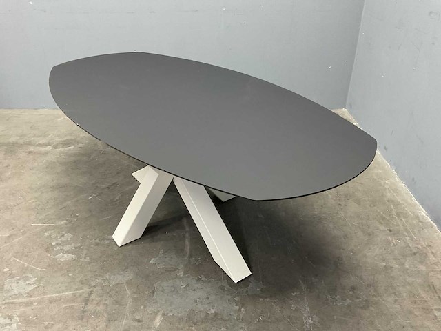 Deens ovaal zwart gelakte eetkamertafel 200x100x74 cm met onderstel spin - afbeelding 3 van  4