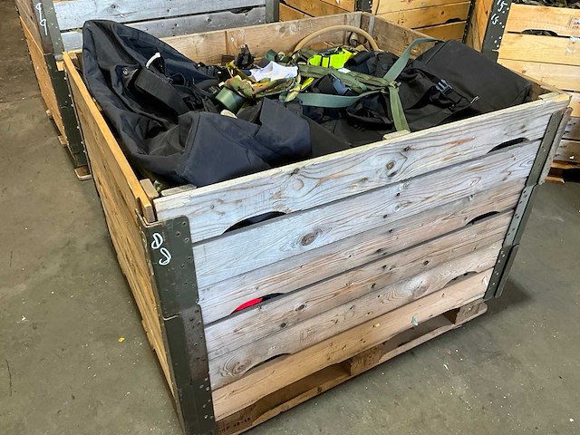 Defensie divers uitrusting/kleding - afbeelding 1 van  5
