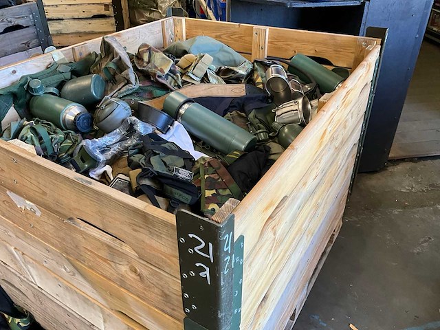Defensie divers uitrusting/kleding - afbeelding 1 van  5