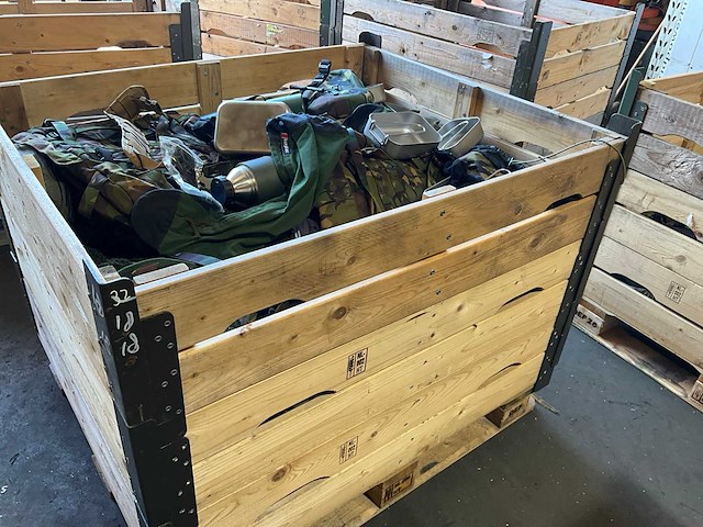 Defensie divers uitrusting/kleding - afbeelding 1 van  2