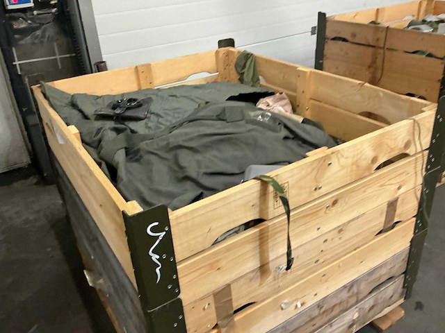 Defensie divers uitrusting/kleding - afbeelding 1 van  6