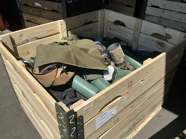Defensie divers uitrusting/kleding - afbeelding 1 van  6