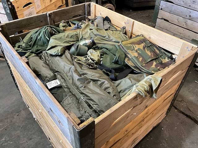 Defensie divers uitrusting/kleding - afbeelding 1 van  3