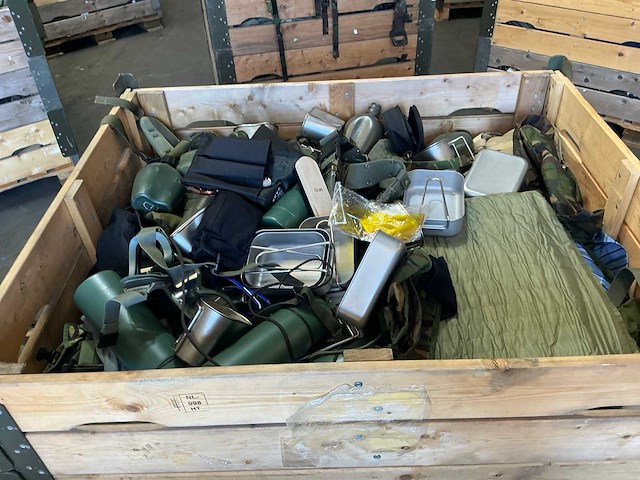 Defensie divers uitrusting/kleding - afbeelding 1 van  4