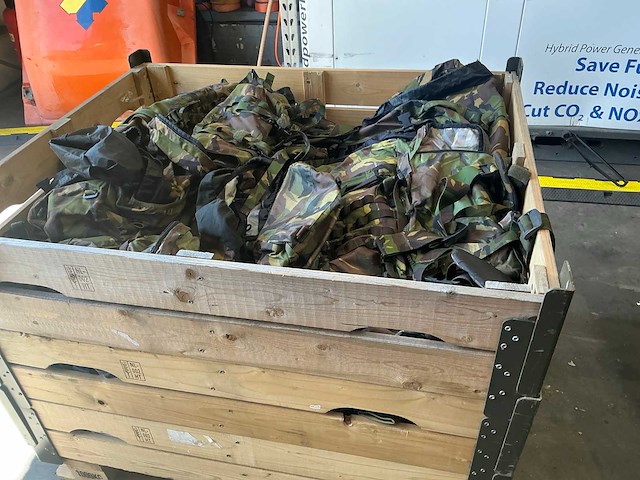 Defensie divers uitrusting/kleding - afbeelding 1 van  5