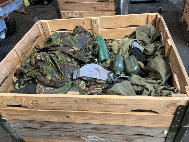 Defensie divers uitrusting/kleding - afbeelding 1 van  3