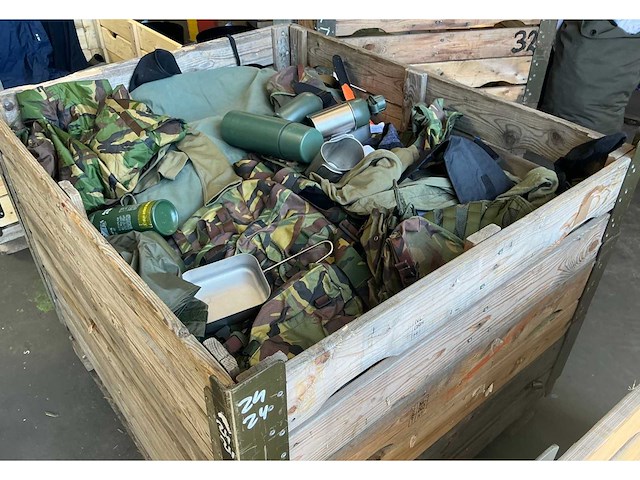 Defensie divers uitrusting/kleding - afbeelding 1 van  5
