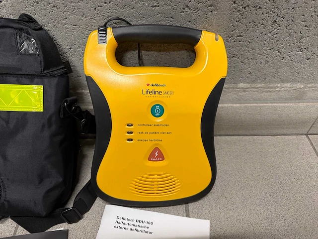 Defibtech lifeline aed defibrillator met wandkast en draagtas - afbeelding 4 van  5