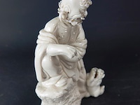 Dehua figurine bezig met dressuur fu dog zittend op een rots, blanc de chine 19/20e eeuw met blindmerk - afbeelding 2 van  5