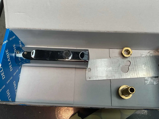 Delabie tempomatic 4 elektronische spoelbakkraan - afbeelding 2 van  3