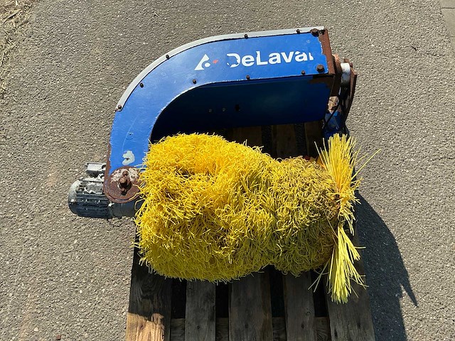 Delaval veeborstel - afbeelding 2 van  6