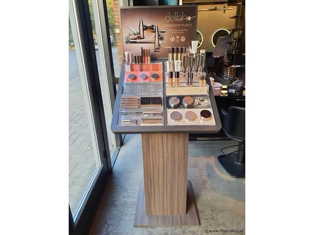 Delilah cosmetics make-up display op houten zuil - afbeelding 1 van  4