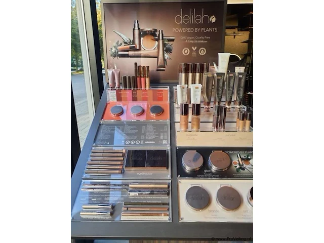 Delilah cosmetics make-up display op houten zuil - afbeelding 2 van  4