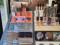 Delilah cosmetics make-up display op houten zuil - afbeelding 2 van  4