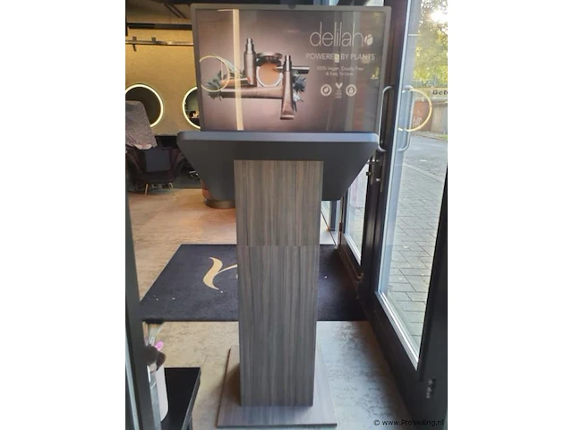 Delilah cosmetics make-up display op houten zuil - afbeelding 3 van  4