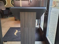 Delilah cosmetics make-up display op houten zuil - afbeelding 3 van  4