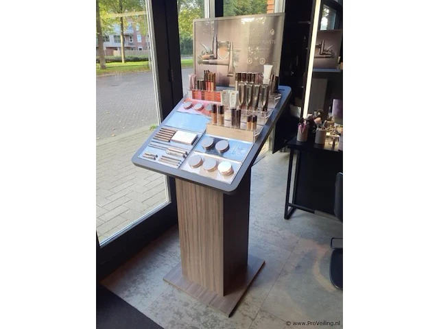 Delilah cosmetics make-up display op houten zuil - afbeelding 4 van  4
