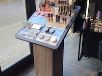 Delilah cosmetics make-up display op houten zuil - afbeelding 4 van  4