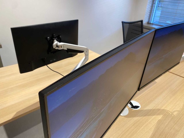 Dell - 23" dubbele monitoren met ergonomische arm (hdmi, dp, vga, usb) - afbeelding 10 van  21