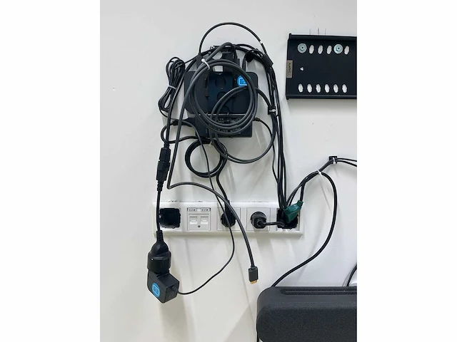 Dell - 55" monitor met logi rally bar - afbeelding 7 van  21