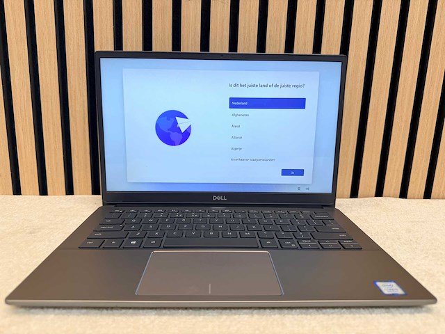 Dell - latitude 3301 - i5 / 8gb / 256gb / 13,2" laptop - afbeelding 1 van  8