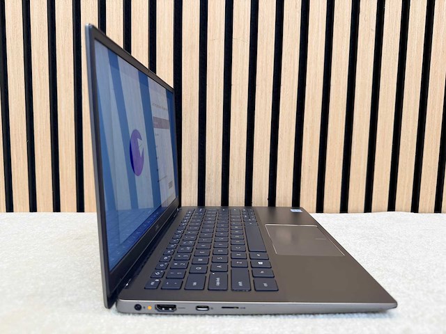 Dell - latitude 3301 - i5 / 8gb / 256gb / 13,2" laptop - afbeelding 2 van  8