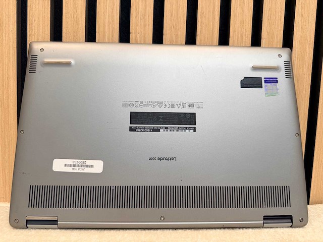 Dell - latitude 3301 - i5 / 8gb / 256gb / 13,2" laptop - afbeelding 6 van  8