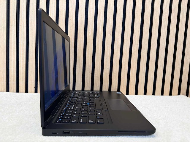 Dell - latitude 5490 - i5 / 8gb / 256gb / 13,9" laptop - afbeelding 2 van  6