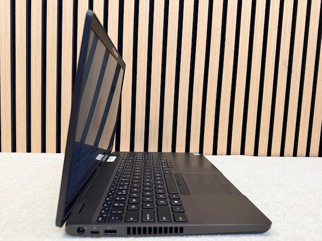 Dell - latitude 5500 - i5 / 16gb / 256gb / 15,3" laptop - afbeelding 1 van  7
