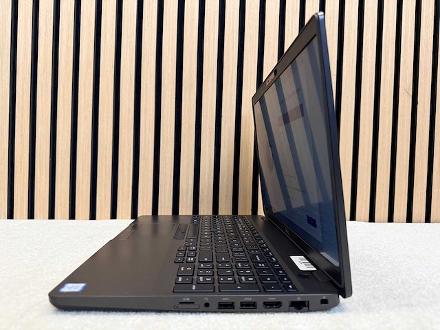 Dell - latitude 5500 - i5 / 16gb / 256gb / 15,3" laptop - afbeelding 2 van  7